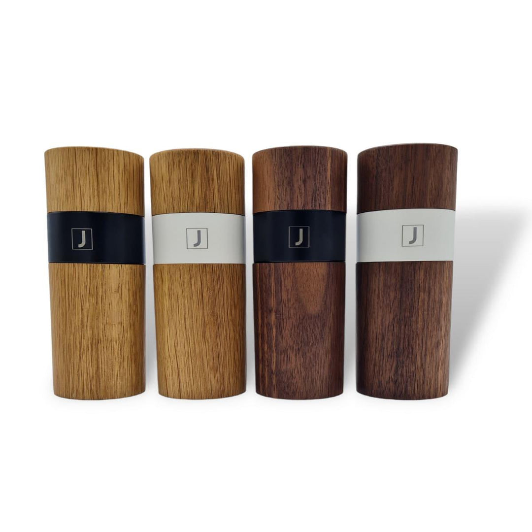 Gewürzmühle "RoyalSpice" aus Eiche oder Nussbaum mit weißem und schawrzem Metallring mit eingraviertem Logo von  Juvahem