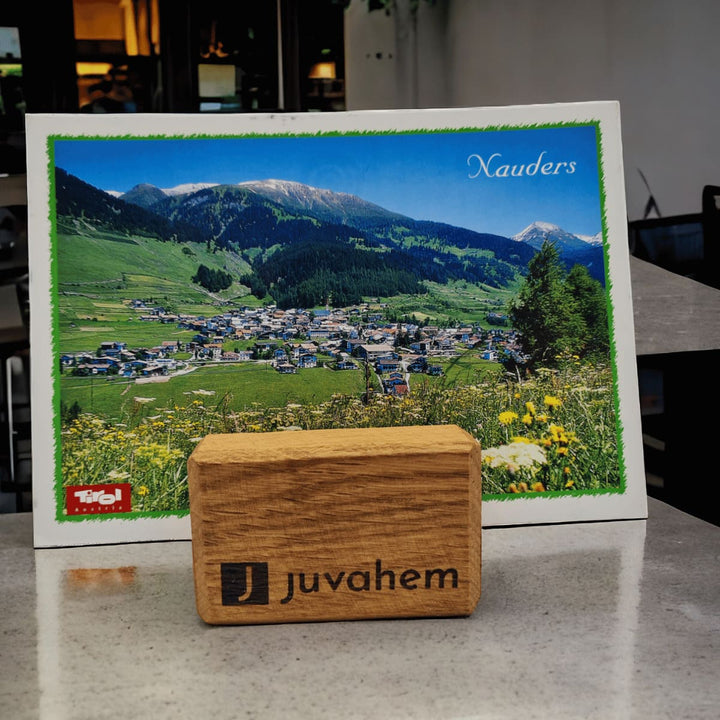 Kartenständer Kartenhalter aus Altholz mit Logogravur Juvahem, in ihm steckt eine Postkarte aus Nauders, Österreich