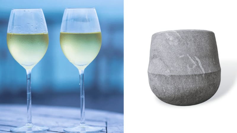 zweigeteiltes Bild: Links zwei Weingläser vor blauem Hintergrund, rechts ein Weinkühler aus Naturstein von Juvahem