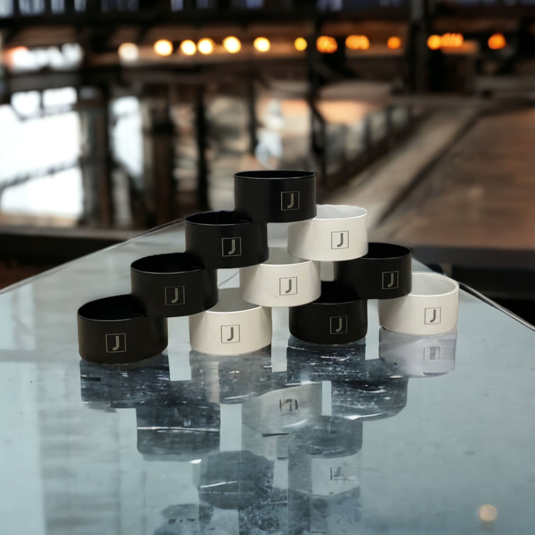 gestapelte Metallringe in schwarz und weiß mit Juvahem Logo eingraviert in einer Halle in der sie für die Gewürzmühle RoyalSpice produziert werden