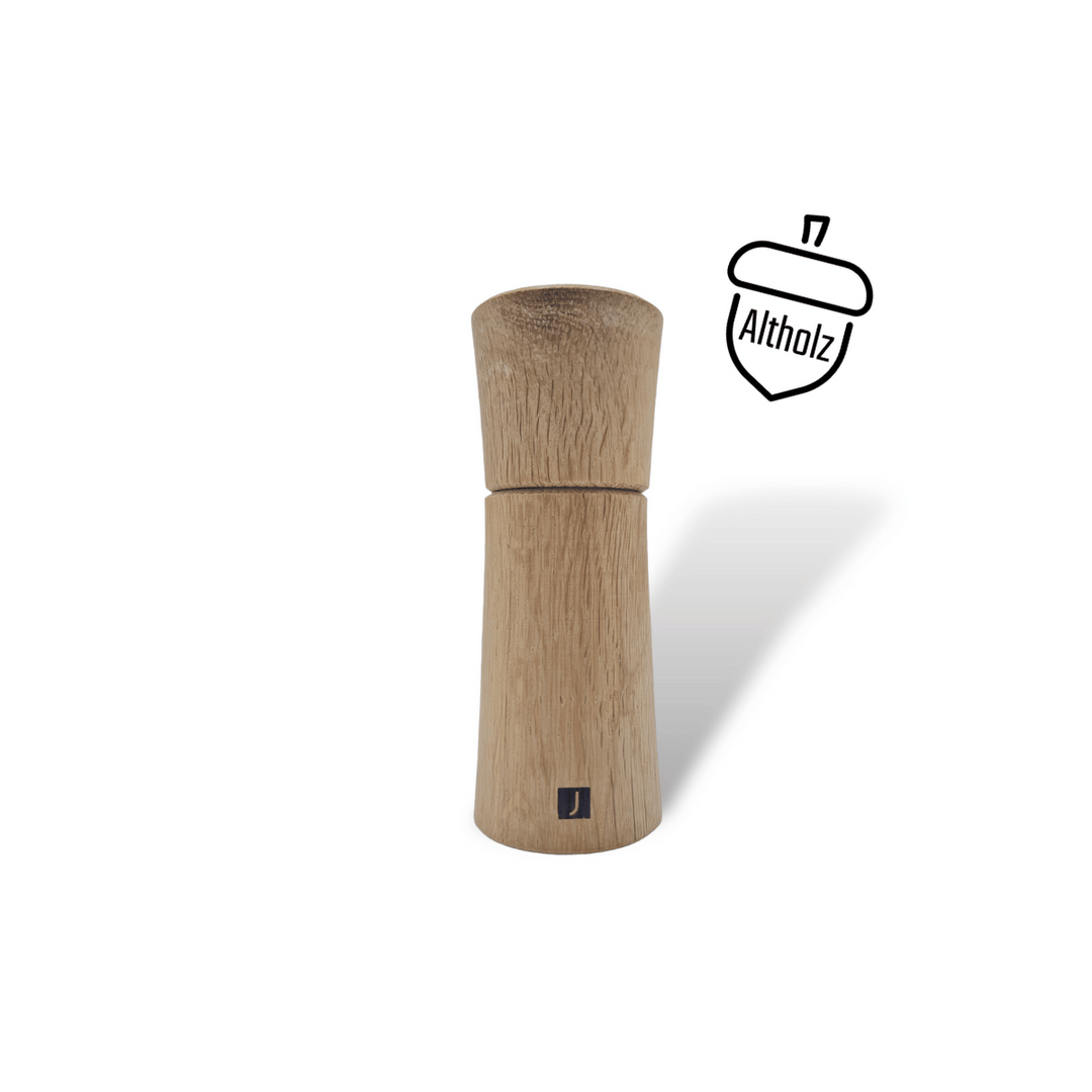 Gewürzmühle  PremiumSpice mit deutlicher Holzmaserung in konkavem Design   aus Altholz mit Logo von Juvahem eingraviert und Icon in Form einer Eichel und dem Wort Altholz