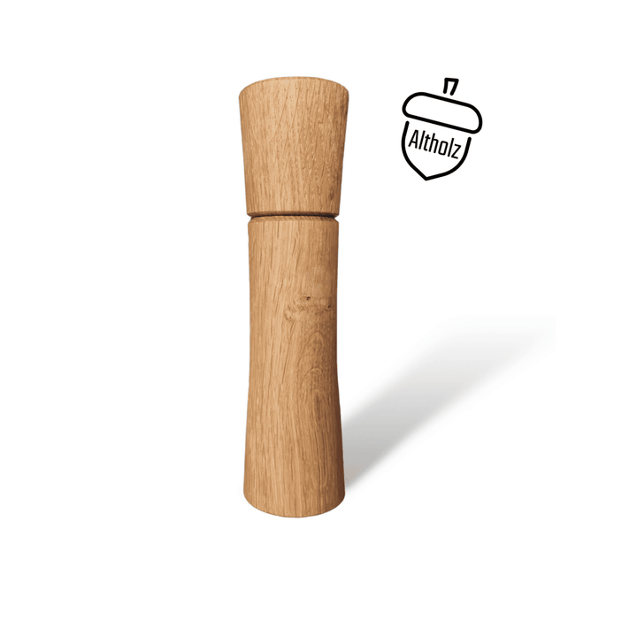 Hohe Gewürzmühle PremiumSpice mit deutlicher Holzmaserung in konkavem Design aus Altholz mit Logo von Juvahem eingraviert und Icon in Form einer Eichel und dem Wort Altholz