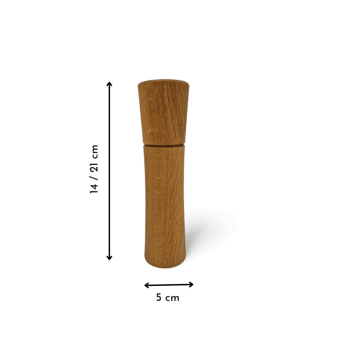 Maßangaben einer hohen Gewürzmühle aus Altholz Eiche mit deutlicher Holzmaserung in konkavem Design.