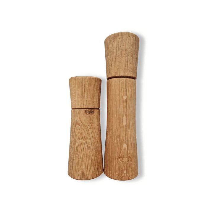 Set von zwei unterschiedlich großen Gewürzmühle PremiumSpice mit deutlicher Holzmaserung in konkavem Design aus Altholz mit Logo von Juvahem eingraviert