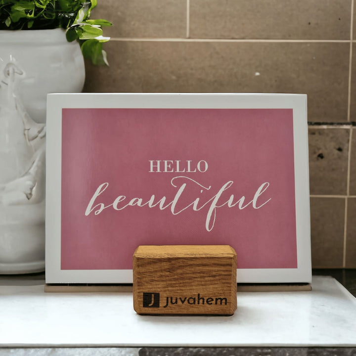 Kartenständer Kartenhalter aus Altholz mit Logogravur Juvahem, in ihm steckt eine Karte in rosa mit den Worten Hello Beautiful