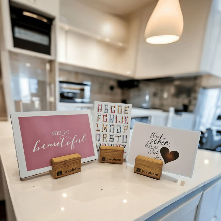 In einer Küche stehen drei Kartenständer Kartenhalter aus Altholz mit Logogravur Juvahem, in ihnen stecken verschiedene Karten zur Dekoration