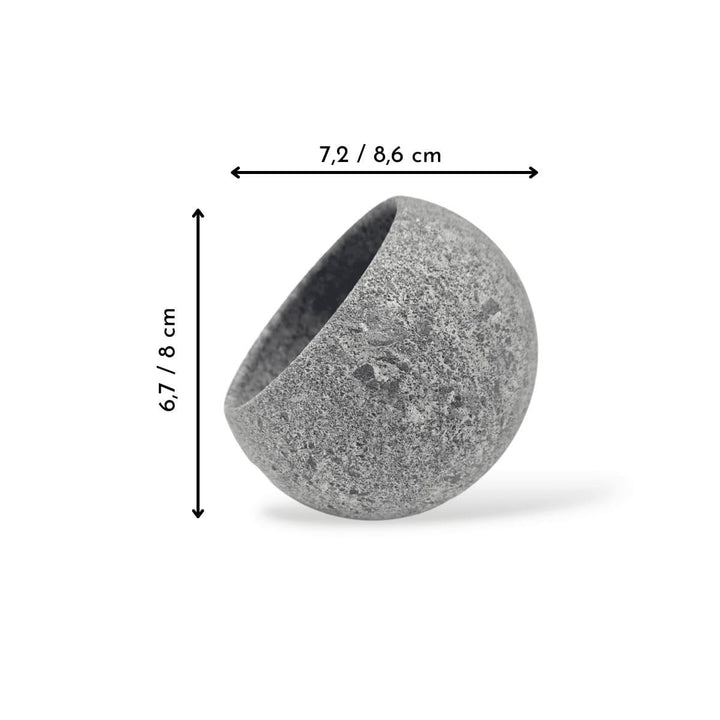 Maßangaben einer kleinen, grauen Schale aus Naturstein, die eine schräge Öffnung hat, damit man Snacks und Naschereien besser greifen kann