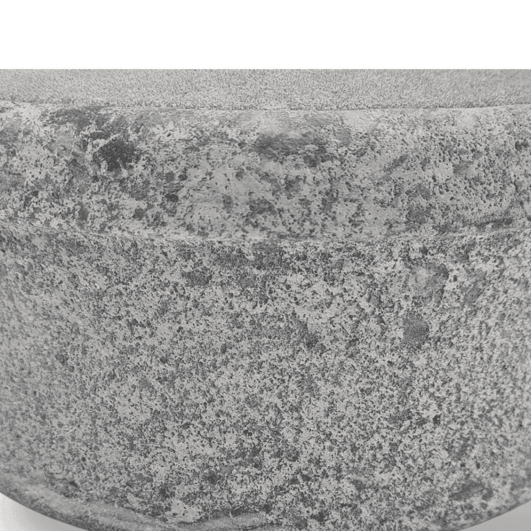 Nahaufnahme von Steatit Naturstein in grauer Maserung. Skandinavischer Naturstein wird für die Produkte von Juvahem verwendet.