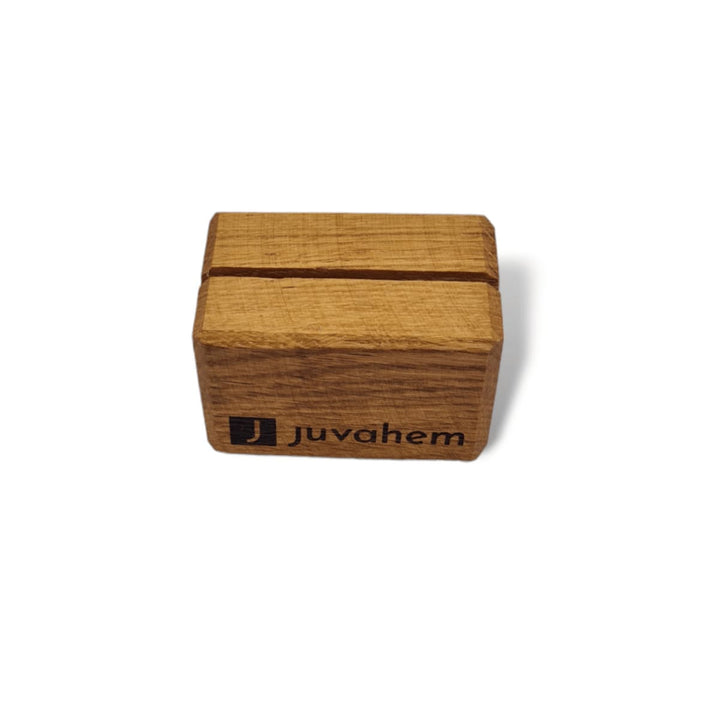 Draufsicht auf einen Kartenhalters Fotohalters aus Altholz mit Logogravur von Juvahem, 