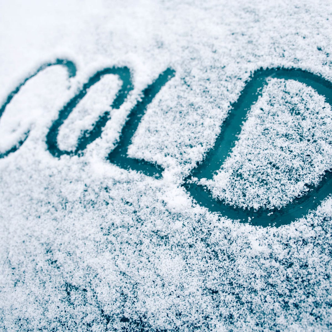 Das Wort COLD in den Schnee geschrieben, signaliert, dass der Naturstein, wenn man ihn vorher kühlt, die Kälte sehr lange speichern kann.