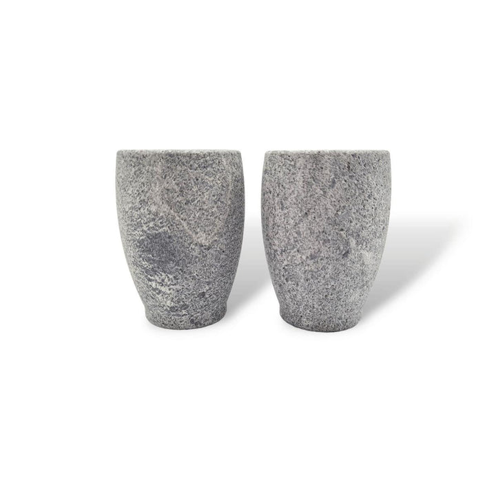 Zwei kleine graue Schnapsgläser aus Naturstein, karelischer Steatit aus Skandinavien, aus denen man besonders gut klaren, kalten Schnaps trinken kann.