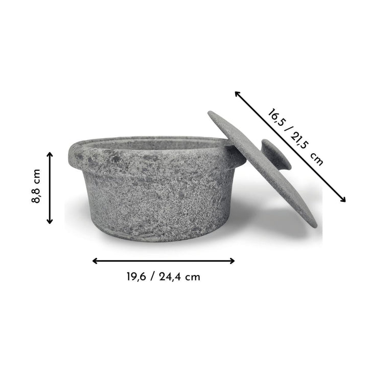 Maßangaben eines kleinen, grauen Topfes mit Deckel aus Naturstein, karelischer Steatit aus Skandinavien, den man sowohl als Gärtopf als auch Römertopf benutzen kann.