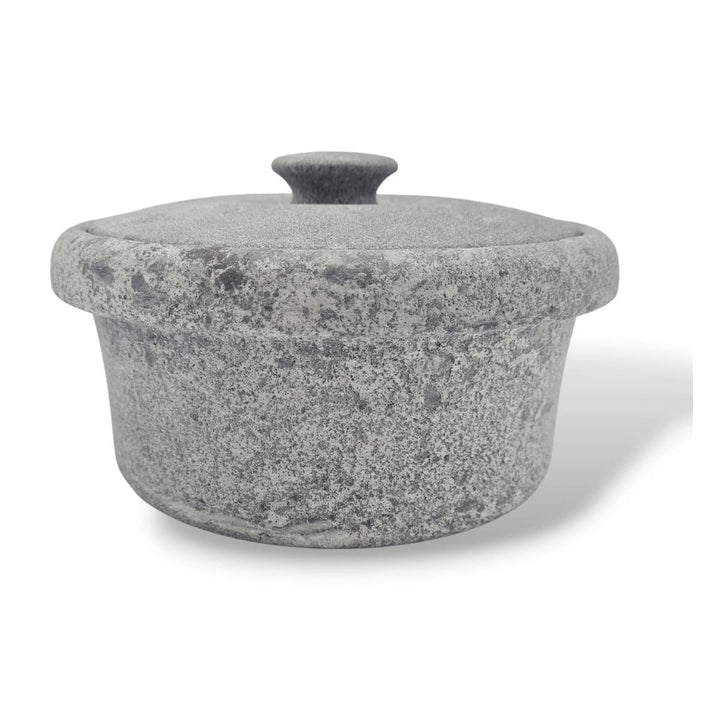Ein kleiner, grauer Topf mit Deckel aus Naturstein, karelischer Steatit aus Skandinavien, den man sowohl als Gärtopf als auch Römertopf benutzen kann.