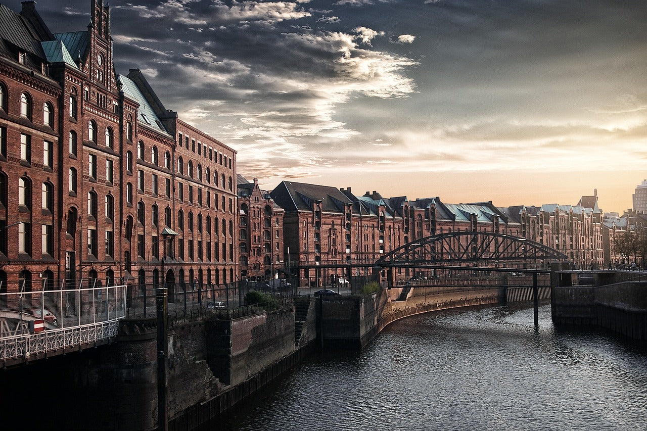 Silhouette der Speicherstadt Hamburg, in Hamburg werden die Produkte von Juvahem hergestellt.