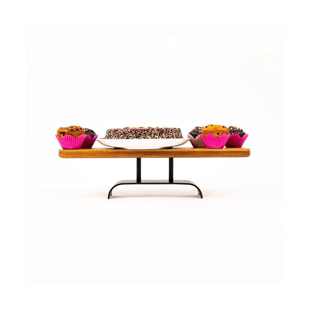 Etagere Hightray, seitliche Sicht auf ein Kuchenetagere Kuchentablett aus Altholz und Stahl mit Kuchen und Muffins